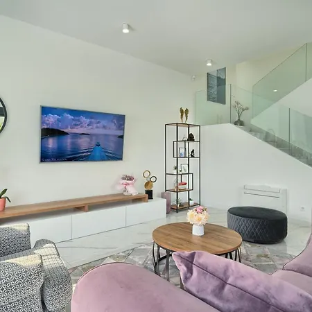 Willa Celestial Near Split