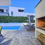 Вилла Celestial Near Split
